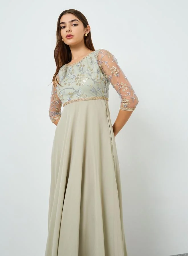 ستايلي فستان طويل منمق بزهور مع أكمام شفافة